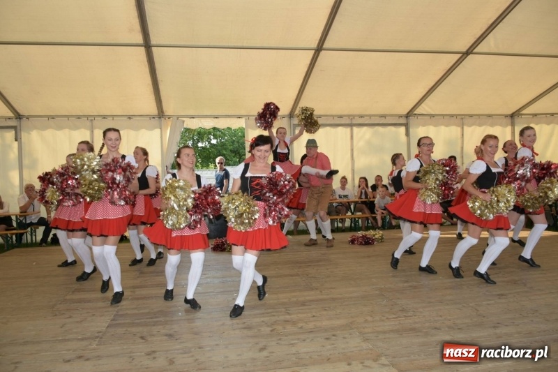 Zdjęcie w galerii na portalu naszraciborz.pl: Jest w orkiestrach dętych wielka siła. Przemarsz przez Tworków [WIDEO]  wiadomości z regionu