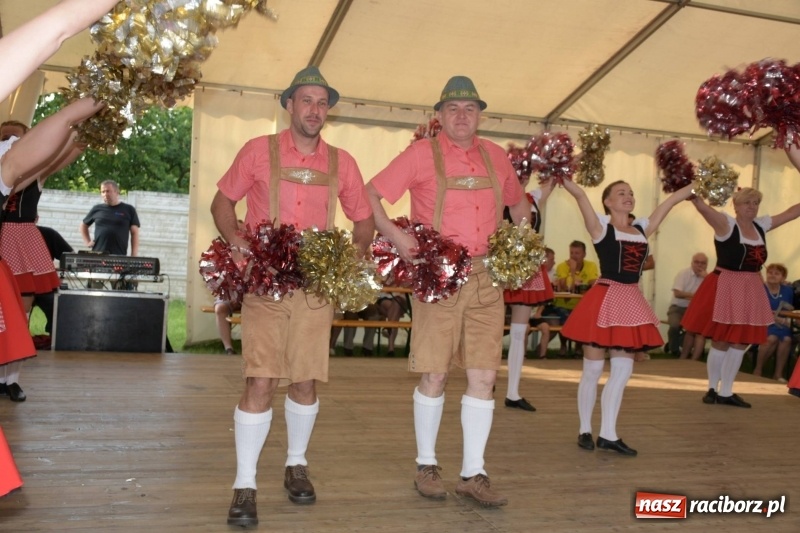 Zdjęcie w galerii na portalu naszraciborz.pl: Jest w orkiestrach dętych wielka siła. Przemarsz przez Tworków [WIDEO]  wiadomości z regionu