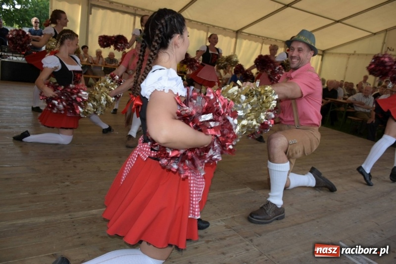 Zdjęcie w galerii na portalu naszraciborz.pl: Jest w orkiestrach dętych wielka siła. Przemarsz przez Tworków [WIDEO]  wiadomości z regionu