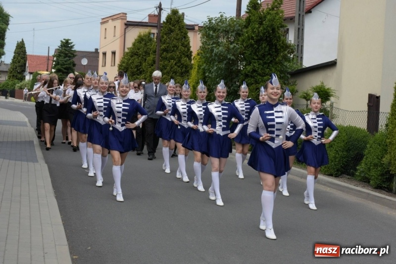 Zdjęcie w galerii na portalu naszraciborz.pl: Jest w orkiestrach dętych wielka siła. Przemarsz przez Tworków [WIDEO]  wiadomości z regionu