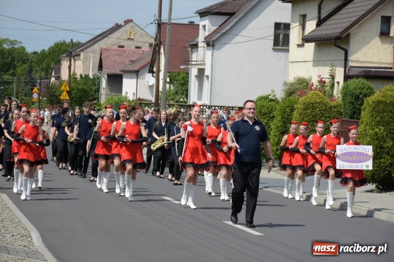 Zdjęcie w galerii na portalu naszraciborz.pl: Jest w orkiestrach dętych wielka siła. Przemarsz przez Tworków [WIDEO]  wiadomości z regionu