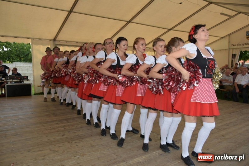 Zdjęcie w galerii na portalu naszraciborz.pl: Jest w orkiestrach dętych wielka siła. Przemarsz przez Tworków [WIDEO]  wiadomości z regionu