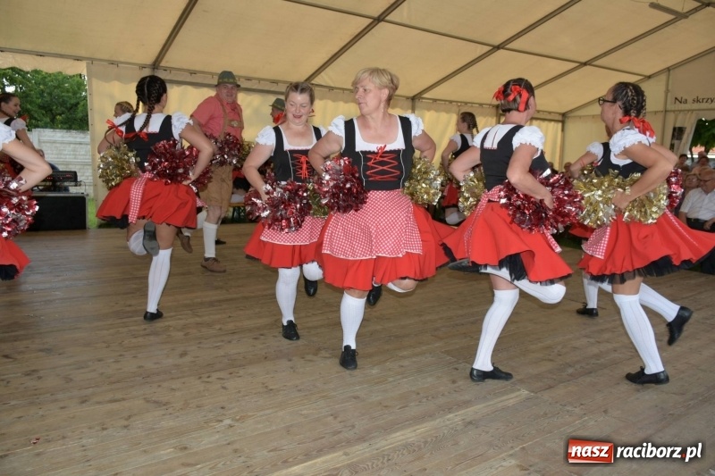 Zdjęcie w galerii na portalu naszraciborz.pl: Jest w orkiestrach dętych wielka siła. Przemarsz przez Tworków [WIDEO]  wiadomości z regionu