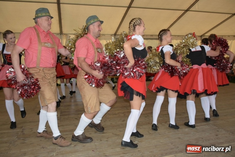 Zdjęcie w galerii na portalu naszraciborz.pl: Jest w orkiestrach dętych wielka siła. Przemarsz przez Tworków [WIDEO]  wiadomości z regionu