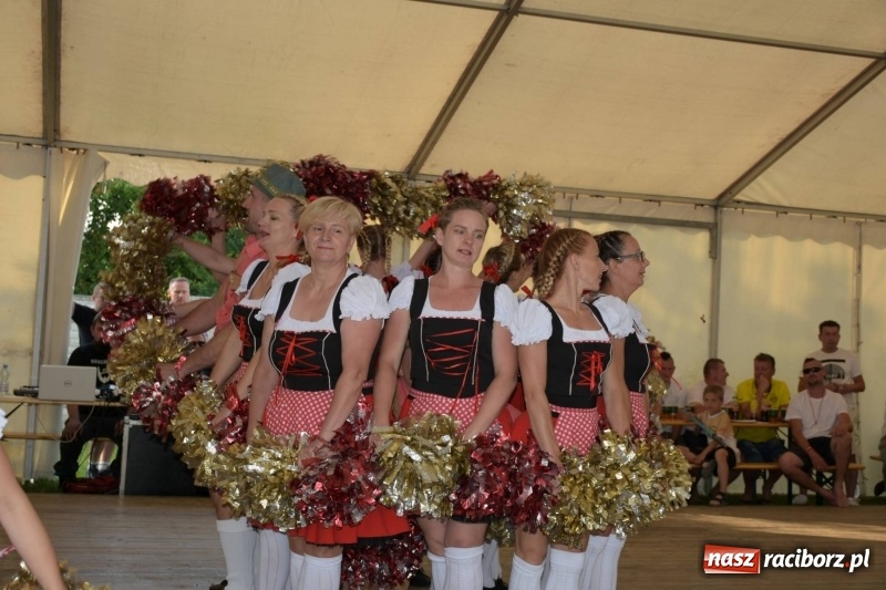 Zdjęcie w galerii na portalu naszraciborz.pl: Jest w orkiestrach dętych wielka siła. Przemarsz przez Tworków [WIDEO]  wiadomości z regionu