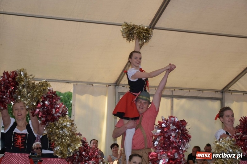 Zdjęcie w galerii na portalu naszraciborz.pl: Jest w orkiestrach dętych wielka siła. Przemarsz przez Tworków [WIDEO]  wiadomości z regionu