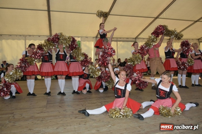 Zdjęcie w galerii na portalu naszraciborz.pl: Jest w orkiestrach dętych wielka siła. Przemarsz przez Tworków [WIDEO]  wiadomości z regionu