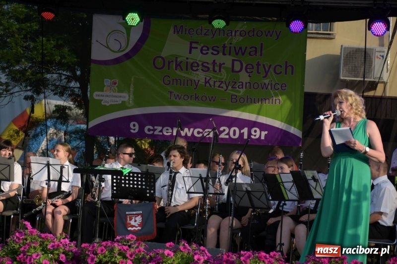 Zdjęcie w galerii na portalu naszraciborz.pl: Jest w orkiestrach dętych wielka siła. Przemarsz przez Tworków [WIDEO]  wiadomości z regionu