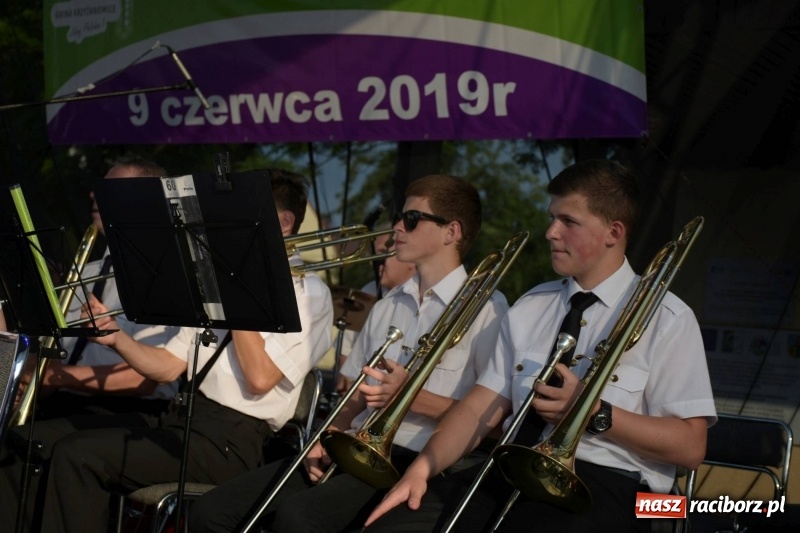 Zdjęcie w galerii na portalu naszraciborz.pl: Jest w orkiestrach dętych wielka siła. Przemarsz przez Tworków [WIDEO]  wiadomości z regionu