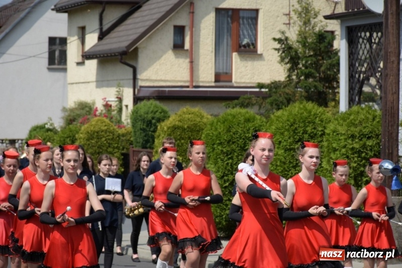 Zdjęcie w galerii na portalu naszraciborz.pl: Jest w orkiestrach dętych wielka siła. Przemarsz przez Tworków [WIDEO]  wiadomości z regionu