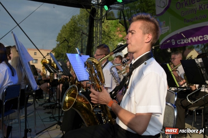 Zdjęcie w galerii na portalu naszraciborz.pl: Jest w orkiestrach dętych wielka siła. Przemarsz przez Tworków [WIDEO]  wiadomości z regionu