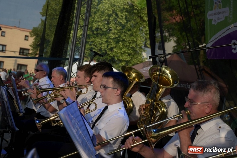 Zdjęcie w galerii na portalu naszraciborz.pl: Jest w orkiestrach dętych wielka siła. Przemarsz przez Tworków [WIDEO]  wiadomości z regionu