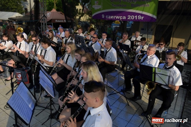 Zdjęcie w galerii na portalu naszraciborz.pl: Jest w orkiestrach dętych wielka siła. Przemarsz przez Tworków [WIDEO]  wiadomości z regionu