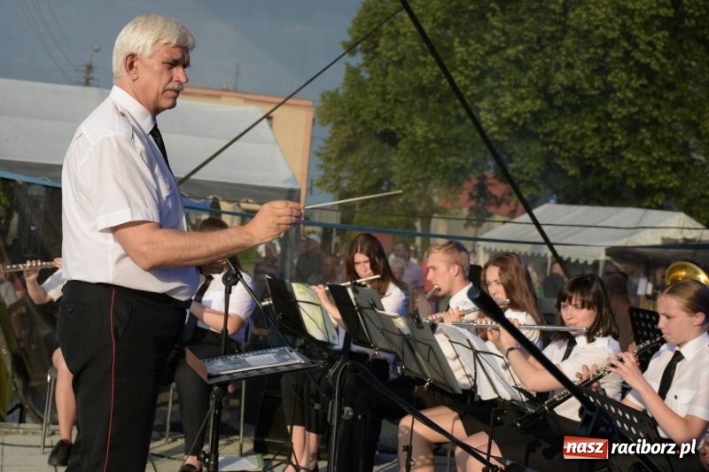 Zdjęcie w galerii na portalu naszraciborz.pl: Jest w orkiestrach dętych wielka siła. Przemarsz przez Tworków [WIDEO]  wiadomości z regionu