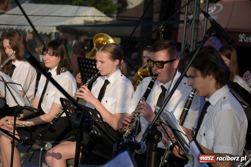 Zdjęcie w galerii na portalu naszraciborz.pl: Jest w orkiestrach dętych wielka siła. Przemarsz przez Tworków [WIDEO]  wiadomości z regionu