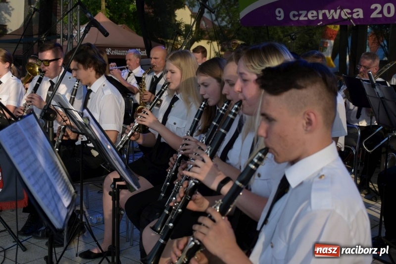 Zdjęcie w galerii na portalu naszraciborz.pl: Jest w orkiestrach dętych wielka siła. Przemarsz przez Tworków [WIDEO]  wiadomości z regionu