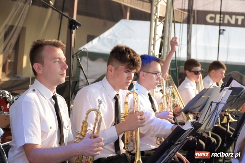 Zdjęcie w galerii na portalu naszraciborz.pl: Jest w orkiestrach dętych wielka siła. Przemarsz przez Tworków [WIDEO]  wiadomości z regionu