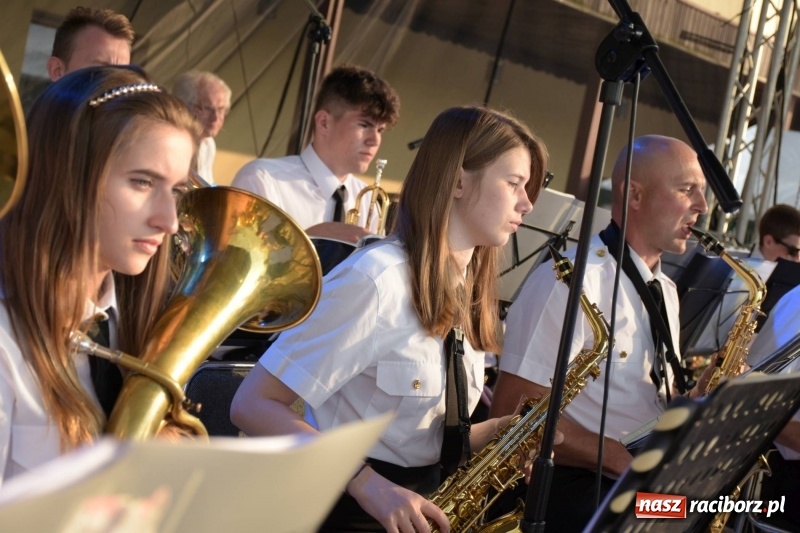 Zdjęcie w galerii na portalu naszraciborz.pl: Jest w orkiestrach dętych wielka siła. Przemarsz przez Tworków [WIDEO]  wiadomości z regionu