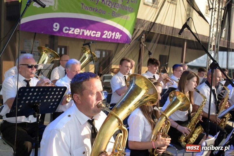 Zdjęcie w galerii na portalu naszraciborz.pl: Jest w orkiestrach dętych wielka siła. Przemarsz przez Tworków [WIDEO]  wiadomości z regionu