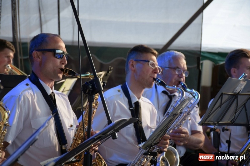 Zdjęcie w galerii na portalu naszraciborz.pl: Jest w orkiestrach dętych wielka siła. Przemarsz przez Tworków [WIDEO]  wiadomości z regionu
