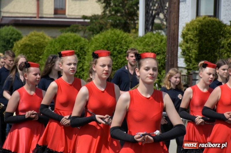 Zdjęcie w galerii na portalu naszraciborz.pl: Jest w orkiestrach dętych wielka siła. Przemarsz przez Tworków [WIDEO]  wiadomości z regionu
