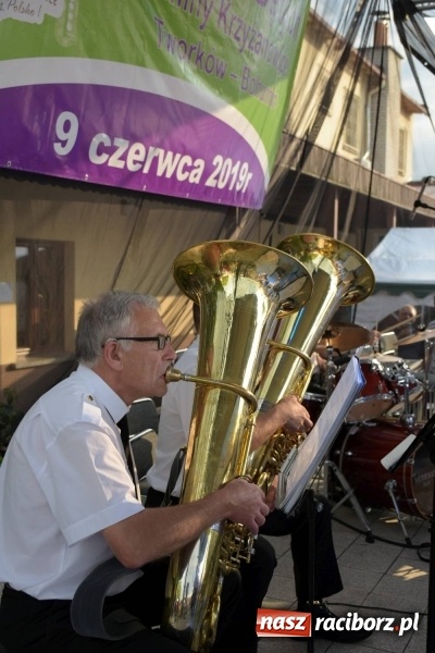Zdjęcie w galerii na portalu naszraciborz.pl: Jest w orkiestrach dętych wielka siła. Przemarsz przez Tworków [WIDEO]  wiadomości z regionu