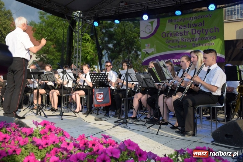 Zdjęcie w galerii na portalu naszraciborz.pl: Jest w orkiestrach dętych wielka siła. Przemarsz przez Tworków [WIDEO]  wiadomości z regionu