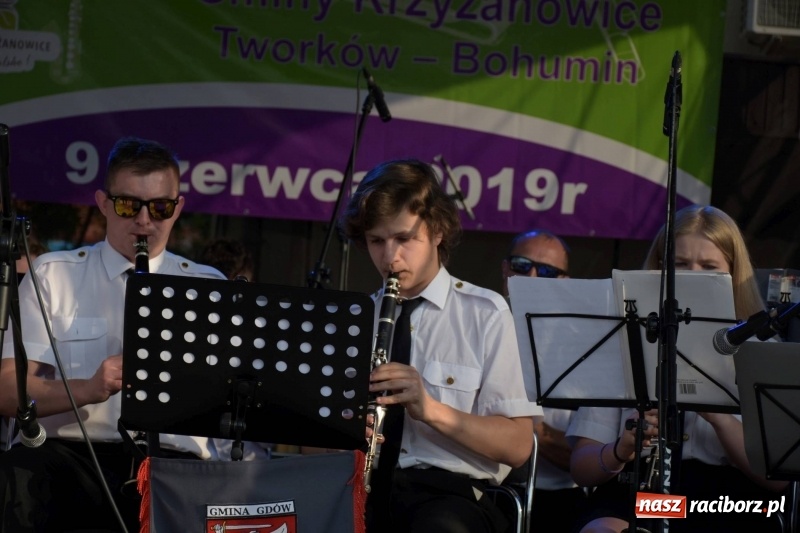 Zdjęcie w galerii na portalu naszraciborz.pl: Jest w orkiestrach dętych wielka siła. Przemarsz przez Tworków [WIDEO]  wiadomości z regionu