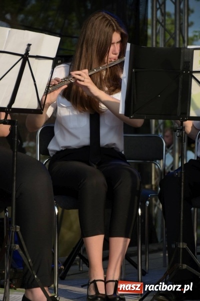 Zdjęcie w galerii na portalu naszraciborz.pl: Jest w orkiestrach dętych wielka siła. Przemarsz przez Tworków [WIDEO]  wiadomości z regionu