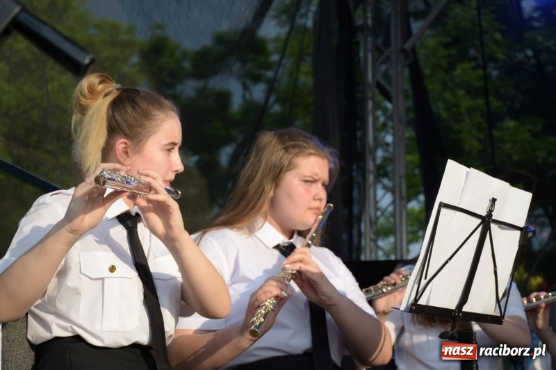 Zdjęcie w galerii na portalu naszraciborz.pl: Jest w orkiestrach dętych wielka siła. Przemarsz przez Tworków [WIDEO]  wiadomości z regionu
