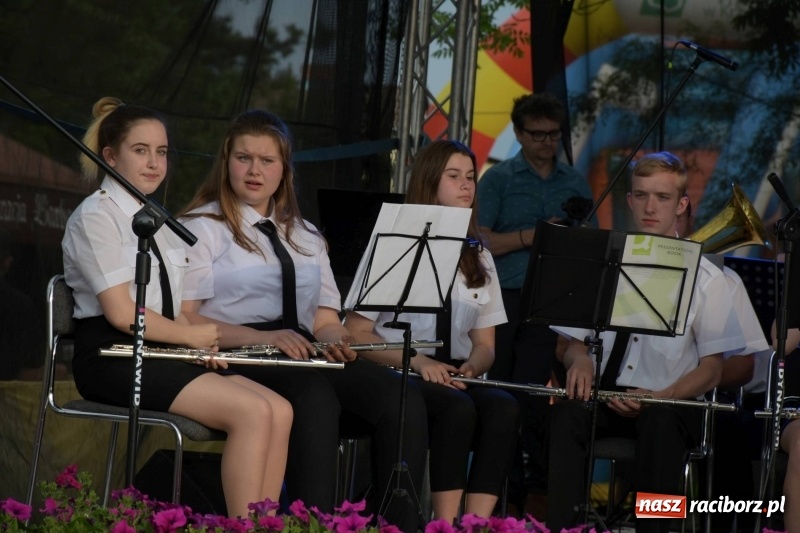 Zdjęcie w galerii na portalu naszraciborz.pl: Jest w orkiestrach dętych wielka siła. Przemarsz przez Tworków [WIDEO]  wiadomości z regionu