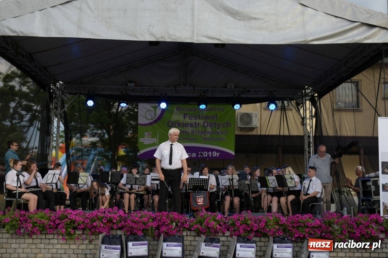 Zdjęcie w galerii na portalu naszraciborz.pl: Jest w orkiestrach dętych wielka siła. Przemarsz przez Tworków [WIDEO]  wiadomości z regionu