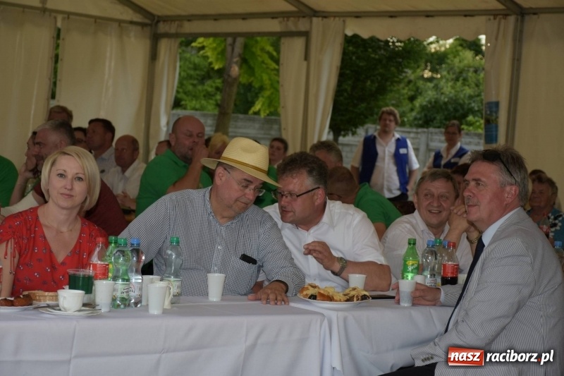 Zdjęcie w galerii na portalu naszraciborz.pl: Jest w orkiestrach dętych wielka siła. Przemarsz przez Tworków [WIDEO]  wiadomości z regionu