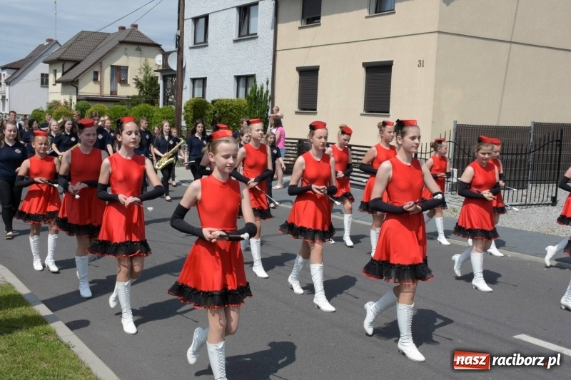 Zdjęcie w galerii na portalu naszraciborz.pl: Jest w orkiestrach dętych wielka siła. Przemarsz przez Tworków [WIDEO]  wiadomości z regionu