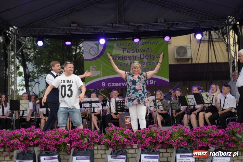 Zdjęcie w galerii na portalu naszraciborz.pl: Jest w orkiestrach dętych wielka siła. Przemarsz przez Tworków [WIDEO]  wiadomości z regionu