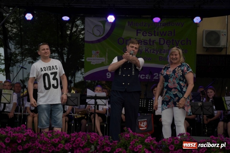 Zdjęcie w galerii na portalu naszraciborz.pl: Jest w orkiestrach dętych wielka siła. Przemarsz przez Tworków [WIDEO]  wiadomości z regionu