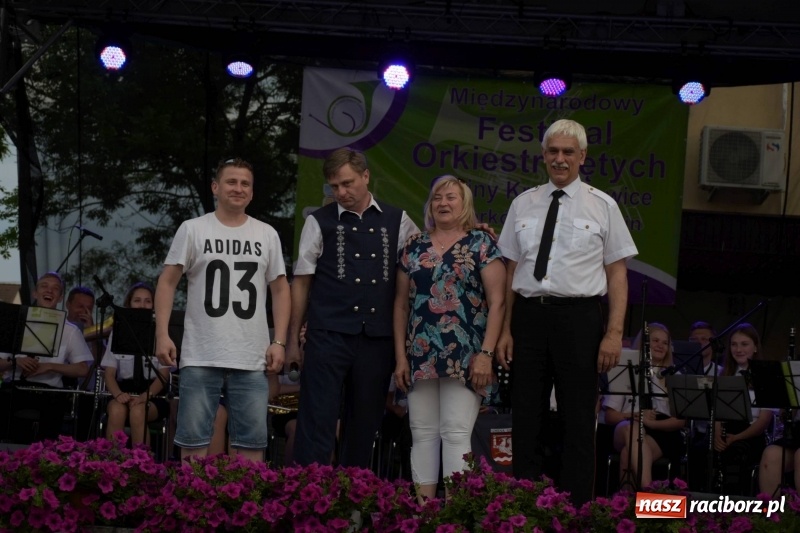 Zdjęcie w galerii na portalu naszraciborz.pl: Jest w orkiestrach dętych wielka siła. Przemarsz przez Tworków [WIDEO]  wiadomości z regionu