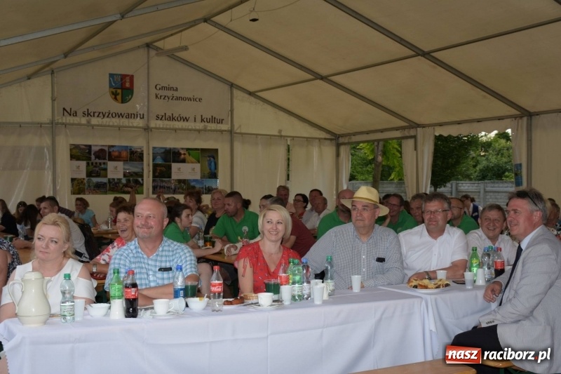Zdjęcie w galerii na portalu naszraciborz.pl: Jest w orkiestrach dętych wielka siła. Przemarsz przez Tworków [WIDEO]  wiadomości z regionu