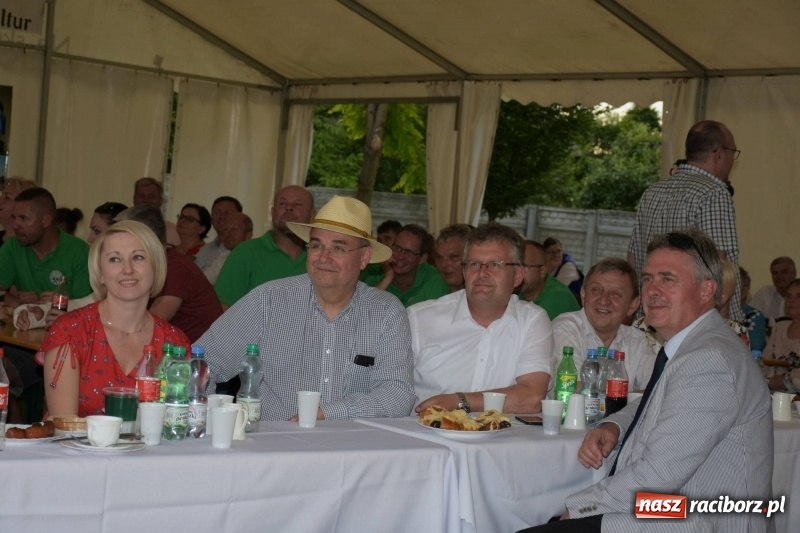 Zdjęcie w galerii na portalu naszraciborz.pl: Jest w orkiestrach dętych wielka siła. Przemarsz przez Tworków [WIDEO]  wiadomości z regionu