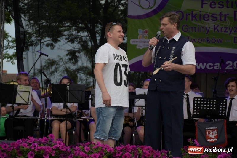 Zdjęcie w galerii na portalu naszraciborz.pl: Jest w orkiestrach dętych wielka siła. Przemarsz przez Tworków [WIDEO]  wiadomości z regionu