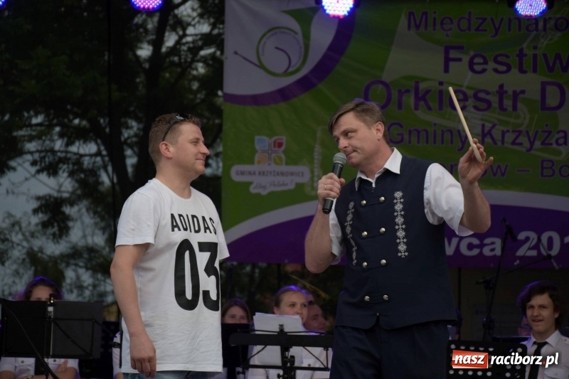 Zdjęcie w galerii na portalu naszraciborz.pl: Jest w orkiestrach dętych wielka siła. Przemarsz przez Tworków [WIDEO]  wiadomości z regionu