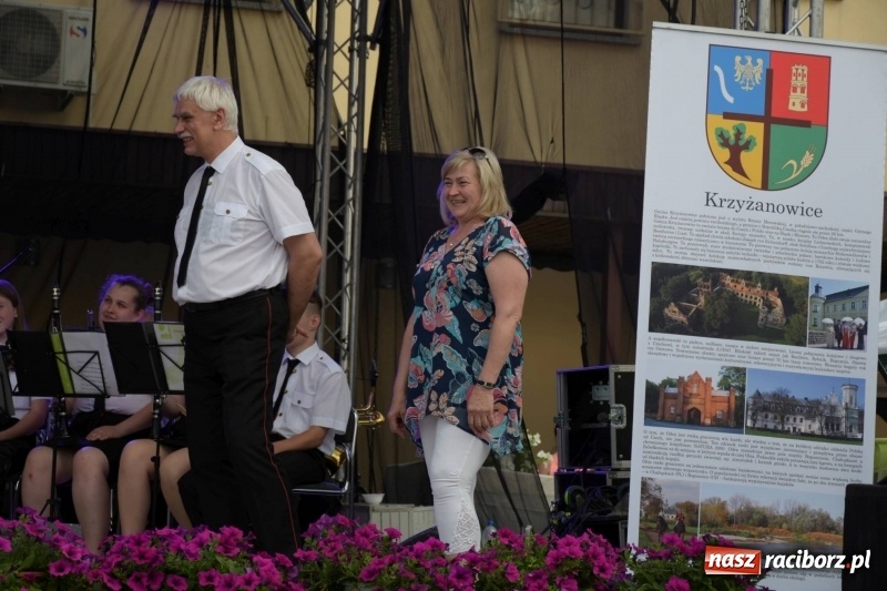 Zdjęcie w galerii na portalu naszraciborz.pl: Jest w orkiestrach dętych wielka siła. Przemarsz przez Tworków [WIDEO]  wiadomości z regionu