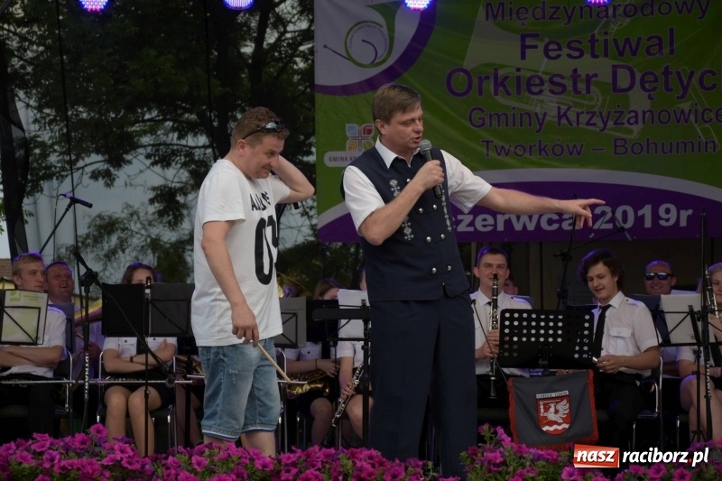 Zdjęcie w galerii na portalu naszraciborz.pl: Jest w orkiestrach dętych wielka siła. Przemarsz przez Tworków [WIDEO]  wiadomości z regionu