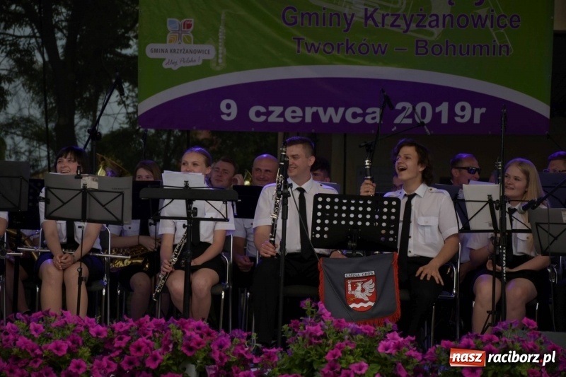 Zdjęcie w galerii na portalu naszraciborz.pl: Jest w orkiestrach dętych wielka siła. Przemarsz przez Tworków [WIDEO]  wiadomości z regionu