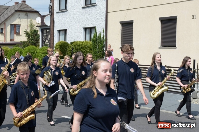 Zdjęcie w galerii na portalu naszraciborz.pl: Jest w orkiestrach dętych wielka siła. Przemarsz przez Tworków [WIDEO]  wiadomości z regionu