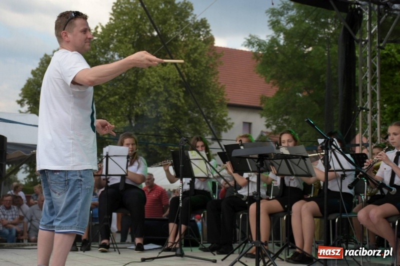 Zdjęcie w galerii na portalu naszraciborz.pl: Jest w orkiestrach dętych wielka siła. Przemarsz przez Tworków [WIDEO]  wiadomości z regionu