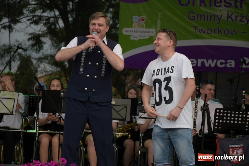 Zdjęcie w galerii na portalu naszraciborz.pl: Jest w orkiestrach dętych wielka siła. Przemarsz przez Tworków [WIDEO]  wiadomości z regionu