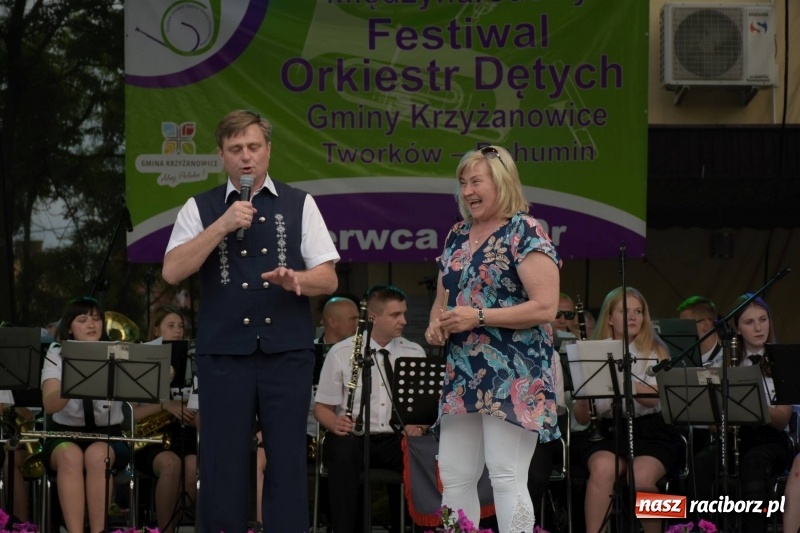 Zdjęcie w galerii na portalu naszraciborz.pl: Jest w orkiestrach dętych wielka siła. Przemarsz przez Tworków [WIDEO]  wiadomości z regionu