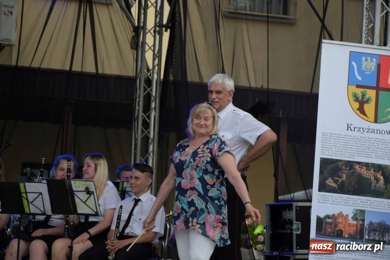 Zdjęcie w galerii na portalu naszraciborz.pl: Jest w orkiestrach dętych wielka siła. Przemarsz przez Tworków [WIDEO]  wiadomości z regionu