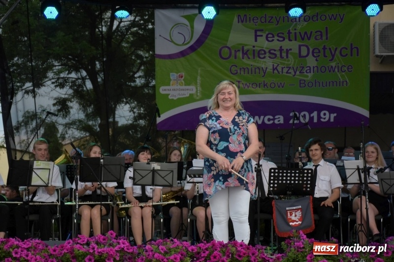 Zdjęcie w galerii na portalu naszraciborz.pl: Jest w orkiestrach dętych wielka siła. Przemarsz przez Tworków [WIDEO]  wiadomości z regionu